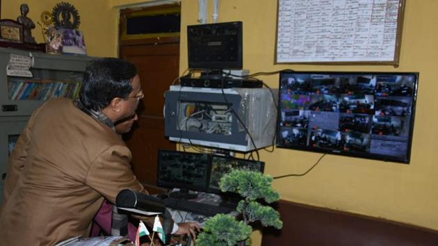 UP Board exams 2019 : Strict measures put in place to check mass copying resulted in 2.72 lakh candidates skipping their paper on day 3 of the UP Board examinations on Tuesday, said officials.(HT photo) UP Board exams 2019 : Strict measures put in place to check mass copying resulted in 2.72 lakh candidates skipping their paper on day 3 of the UP Board examinations on Tuesday, said officials.(HT photo)