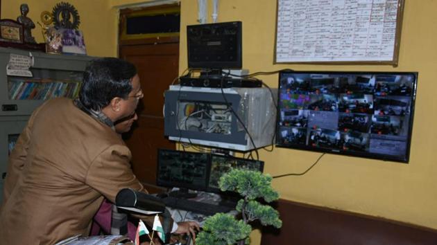 UP Board exams 2019 : Strict measures put in place to check mass copying resulted in 2.72 lakh candidates skipping their paper on day 3 of the UP Board examinations on Tuesday, said officials.(HT photo)