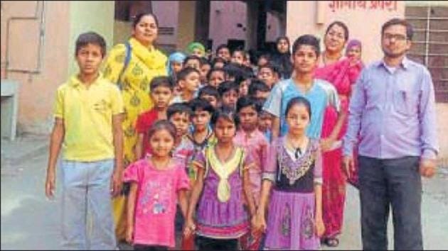 Students and teachers at the government elementary school (Urdu medium) at Jalupura, Jaipur.(HT photo) Students and teachers at the government elementary school (Urdu medium) at Jalupura, Jaipur.(HT photo)
