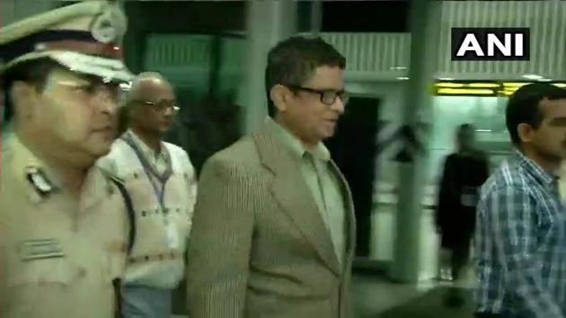 Police commissioner Rajeev Kumar arrives in Kolkata after being questioned by CBI in Shillong in connection with Saradha case.(ANI)