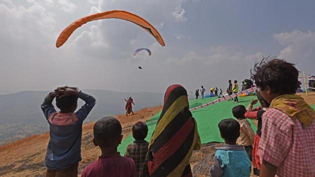 The six-day event is also a visual treat for the villagers at the Panchgani Open 2019 pre paragliding world cup and Indian nationals on Tuesday. (Pratham Gokhale/HT Photo)