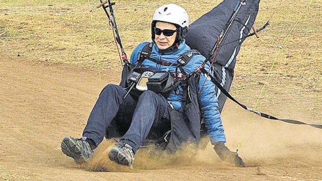 Landing of a parachute during the Panchgani Open 2019 on Tuesday. (Pratham Gokhale/HT Photo) 
