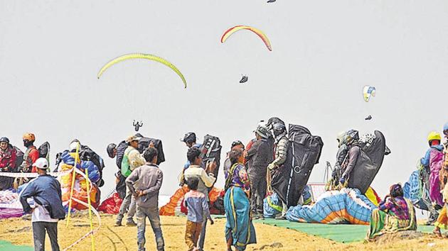 Parachutes are seen in the sky during Panchgani Open 2019 on Tuesday. (Pratham Gokhale/HT Photo) 