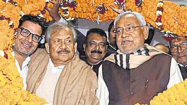 Former Bihar Congress president Ramjatan Sinha joined Janata Dal United party in presence of Chief Minister Nitish Kumar in Patna, Bihar on Tuesday Feb 12,2019.(Santosh Kumar / HT Photo)