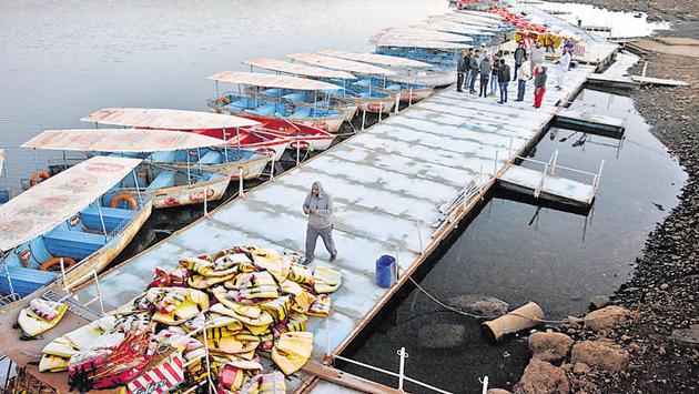 The minimum temperature at Venna Lake in Mahabaleshwar dipped to one degrees Celsius, the lowest this winter. Tourists witnessed frozen dew drops and a ‘white’ cover over the boats at the lake. (VILAS KALE/HT PHOTO)