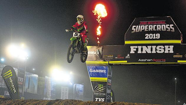 Yash Powar launches into a winning jump after he claimed a race at Supercross 2019, held at Mundhwa on Sunday. (SHANKAR NARAYAN/HT PHOTO) 