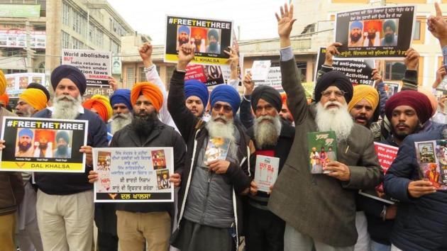 Members of Dal Khalsa protesting out side court complex in Nawanshahr in Punjab on Wednesday(HT Photo)
