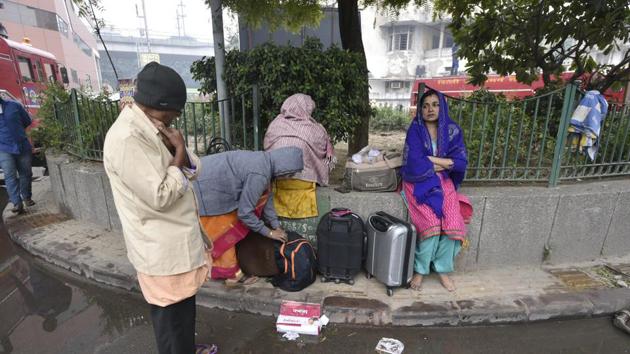 Survivors wait outside the Arpit Palace hotel in New Delhi’s Karol Bagh after a massive fire broke out at the hotel on Tuesday, February 12, 2019.(Biplov Bhuyan/HT Photo)