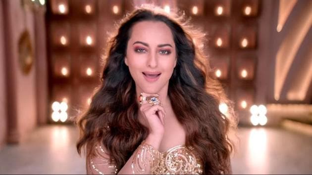 Sonakshi Sinha in Mungda. The original song was picturised on Helen.