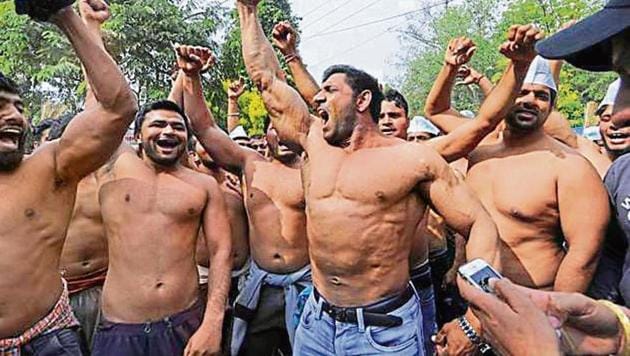 To register their protest, the wrestlers took off their shirts and shouted slogans against the Noida authority.(Sunil Ghosh / HT Photo) To register their protest, the wrestlers took off their shirts and shouted slogans against the Noida authority.(Sunil Ghosh / HT Photo)