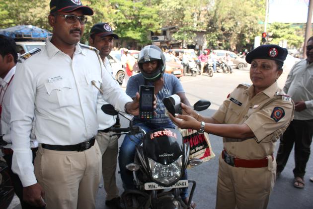 Thane traffic cops show the new e-challan devices on Thursday. (Praful Gangurde/ HT) Thane traffic cops show the new e-challan devices on Thursday. (Praful Gangurde/ HT)