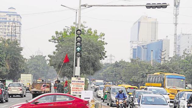 The smart traffic signals light installed at Kanhai Chowk near Huda City Centre metro station, in Gurugram is one of the four junctions in the city that automatically turns green if anticipated volume of traffic is high.(Parveen Kumar / HT Photo)