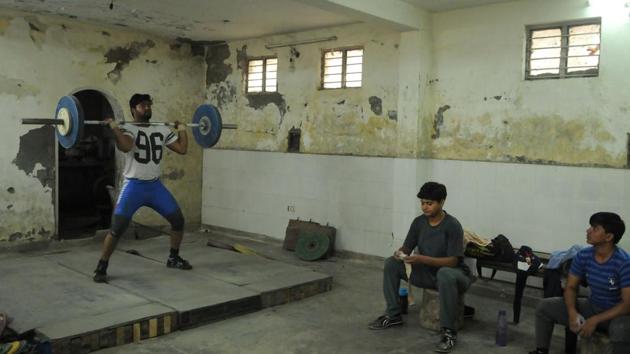 Weightlifters during a practice session at the basement of the Nehru Stadium, Gurugram.(Parveen Kumar / HT Photo)