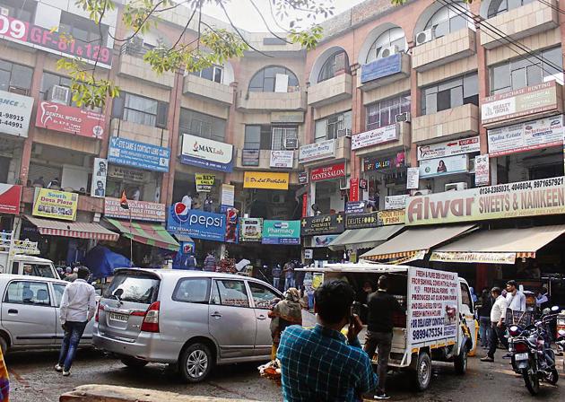 A view of the main entrance to the Vyapar Kendra in Phase-1. Gurugram, which is blocked by haphazardly parked vehicles. (Yogendra Kumar/HT Photo) A view of the main entrance to the Vyapar Kendra in Phase-1. Gurugram, which is blocked by haphazardly parked vehicles. (Yogendra Kumar/HT Photo)