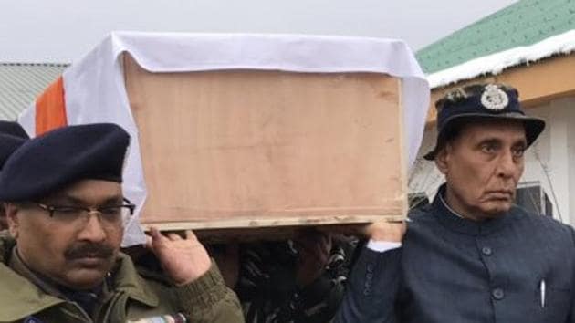 Union Home Minister Rajnath Singh lending shoulder to the coffin of one of the jawans killed in Pulwama terror attack.(Photo: Twitter/@rajnathsingh)