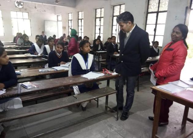 DIoS, Lucknow, inspecting an examination centre on Thursday.(HT Photo)