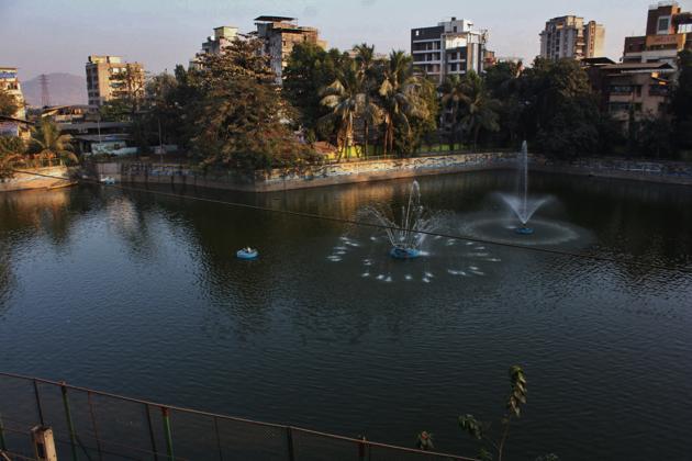 The Hariyali lake at Kopri has been revamped in the first phase of the project. It has got promenades, proper railings and fountains in the middle of the lake.(Praful Gangurde/ HT)