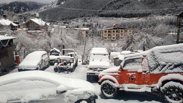 Vehicles covered with snow after a fresh spell of snowfall in Manali. According to media reports, residents and tourists have been advised not to venture in the high hills owing to avalanche warning by Manali-based Snow and Avalanche Study Establishment (SASE). (PTI)