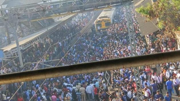 Stone pelting at trains was also reported at Nalla Sopara.(Ram Parmar/ HT photo) Stone pelting at trains was also reported at Nalla Sopara.(Ram Parmar/ HT photo)