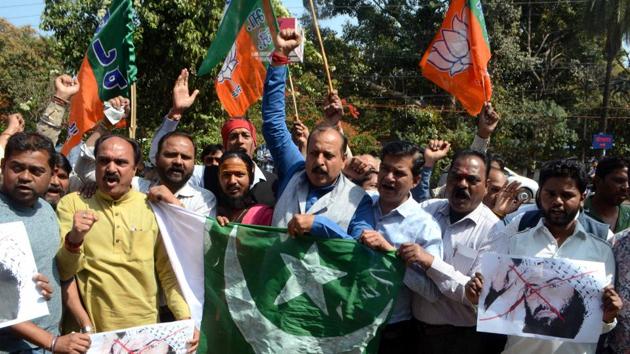 BJP activists hold protest against Pakistan and terrorist outfit Jaish-e-Mohammed founder Masood Azhar over the Pulwama terror attack in Bhopal.(ANI)