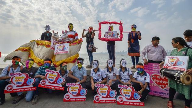 Mumbai: Social activists perform a skit with a message, 'Choose a partner who is not addicted' during a campaign against drug addiction on the eve of Valentine’s Day at Marine Drive, in Mumbai, Maharashtra. (Mitesh Bhuvad / PTI)