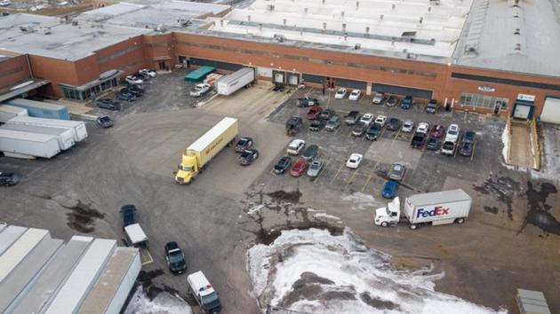 An aerial photo of police and emergency vehicles parked in a lot adjacent to a warehouse at the scene of a mass shooting involving multiply casualties in Aurora, Illinois, U.S., February 15, 2019. (Reuters photo)