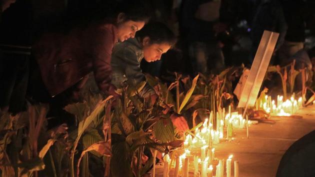 People light candles to pay tribute to the martyrs of the suicide bomb attack in south Kashmir’s Pulwama district.(Photo: Himanshu Vyas / Hindustan Times)