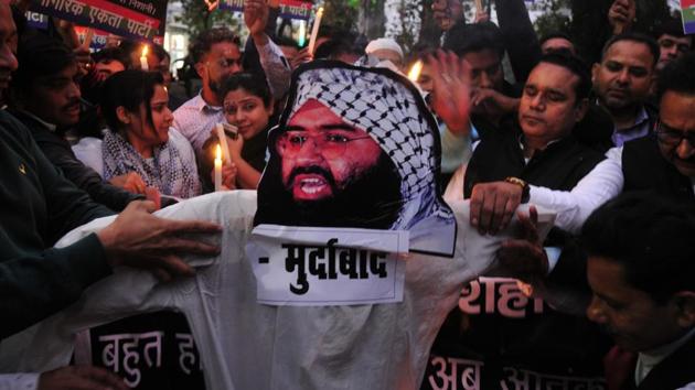 People burn an effigy of Jaish-e-Mohammed’s leader Masood Azhar after an attack on security forces in Kashmir’s Pulwama that left 43 soldiers dead and many others injured, in Lucknow, India, on Friday, February 15, 2019.(Deepak Gupta /Hindustan Times)