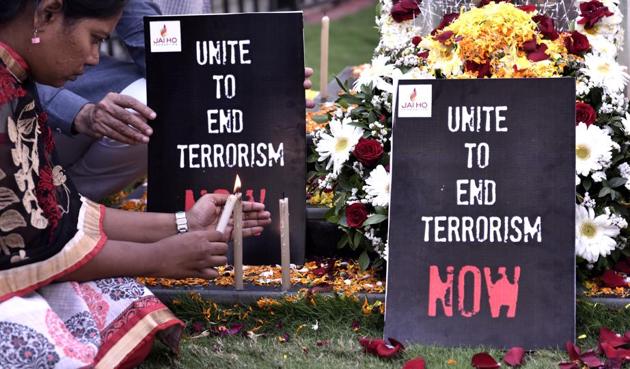 People from different community pay tribute CRPF jawans who died yesterday in terrorist attack in Pulwama at Amar Jawan Memorial, Azad Maidian in Mumbai, India, on Friday, February 15, 2019.(Anshuman Poyrekar/HT Photo)