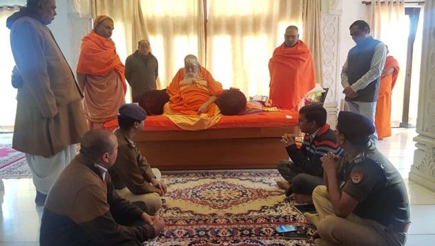 District magistrate of Varanasi Surendra Singh and other officials visited Shankaracharya Swami Swaroopanand Saraswati in Varanasi on Sunday and requested him to call off his proposed march to Ayodhya.(HT PHOTO)