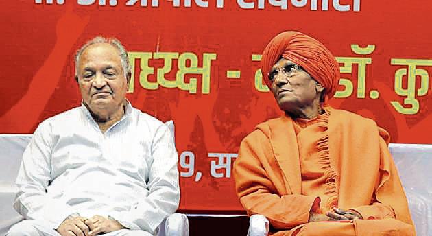 (From L) Justice PB Sawant (retd) and Swami Agnivesh during the ‘Matdar Jagruti Parishad’ conference on Sunday at Ganesh kala Krida Manch.(Rahul Raut/HT PHOTO)