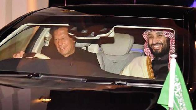 Pakistan's Prime Minister Imran Khan (L) drives a car next to Saudi Arabian Crown Prince Mohammed bin Salman (R) upon his arrival at the military Nur Khan Air Force base in Islamabad.(AFP photo)