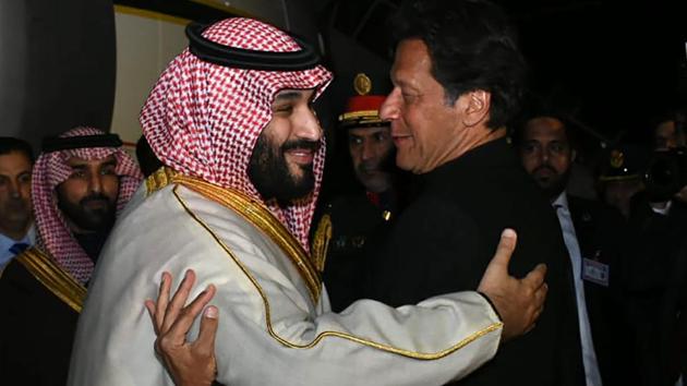 Pakistan's Prime Minister Imran Khan (R) greets Saudi Arabian Crown Prince Mohammed bin Salman (L) upon his arrival at the military Nur Khan Air Force base in Islamabad.(AFP photo)