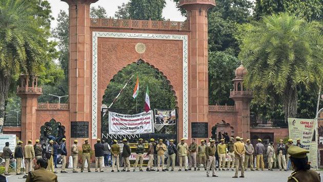 Several parts of Aligarh witnessed protests after the attack, prompting AMU authorities to issue an advisory to Kashmiri students cautioning them against moving out of the campus.(PTI)