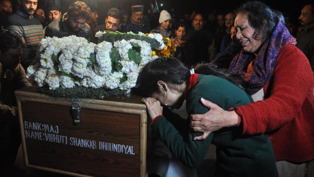 Family members of Major Vibhuti Shankar Dhoundiyal seen crying near his coffin during the wreath-laying ceremony, in Dehradun on February 18.(HT Photo)