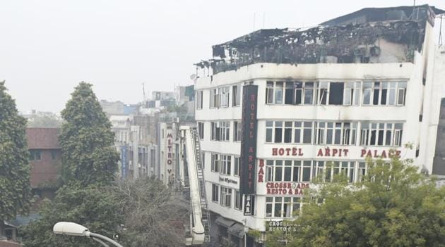 Firefighters seen outside Hotel Arpit Palace after fire broke out at the hotel, at Karol Bagh, in New Delhi, on Tuesday, February 12, 2019.(Sanchit Khanna/HT Photo)