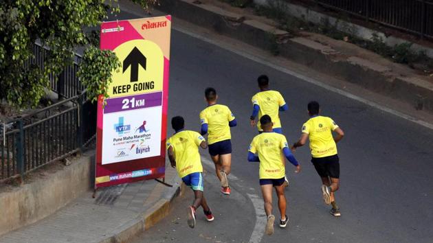 Participants seen at the crossing with 21 km left for the finish line. (Rahul Raut/HT PHOTO) 