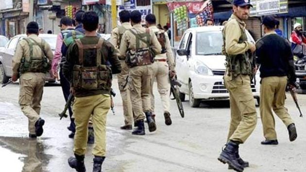 A six-man team of Jammu and Kashmir Police currently provides a security cover to former chairman of the moderate Hurriyat Conference, Molvi Abbas Ansari.(PTI) A six-man team of Jammu and Kashmir Police currently provides a security cover to former chairman of the moderate Hurriyat Conference, Molvi Abbas Ansari.(PTI)