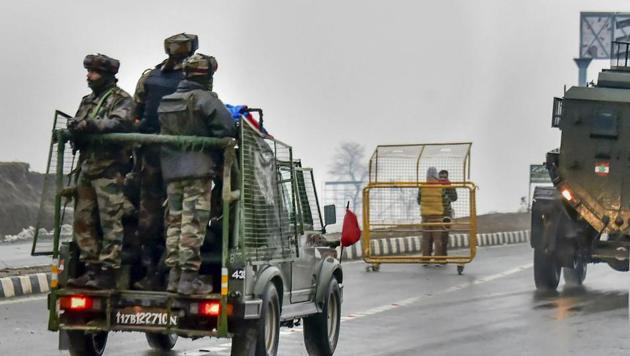 Army soldiers move towards the site of suicide bomb attack at Lathepora Awantipora in Pulwama district of south Kashmir on February 14.(AP Photo)