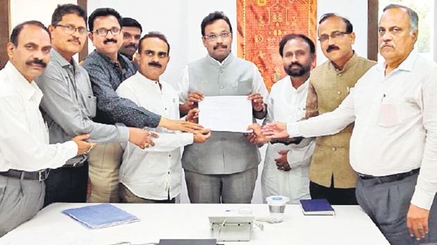 The representatives of junior college teachers had met Maharashtra’s education minister Vinod Tawde (in centre) and presented him with their demands on Jan 31, 2019. (HT File) The representatives of junior college teachers had met Maharashtra’s education minister Vinod Tawde (in centre) and presented him with their demands on Jan 31, 2019. (HT File)