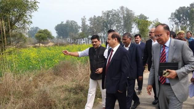 Pravir Kumar, chairman of UP revenue board, along with other officials, inspected the project site of Jewar airport on Monday, Feb 19, 2019.(HT Photo)