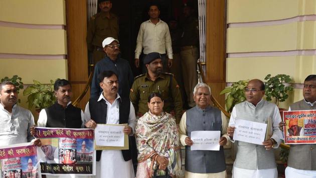 Former Bihar Chief Minister Rabri Devi is demonstrating with RJD MLCs at the gate of Bihar Legislative Council in Patna during Budget Session(Santosh Kumar) Former Bihar Chief Minister Rabri Devi is demonstrating with RJD MLCs at the gate of Bihar Legislative Council in Patna during Budget Session(Santosh Kumar)