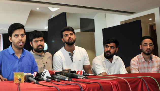 Sanjay Nahar of Sarhad sanstha (second from right) along with Kashmiri students during the press conference on Monday.(HT PHOTO)