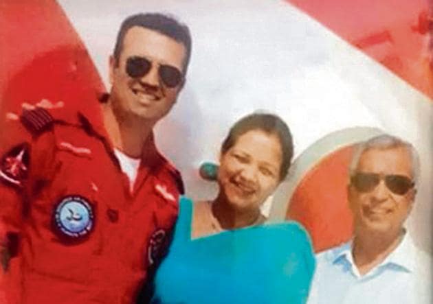 Sudesh Gandhi (C) and Madan Mohan Gandhi (R), parents of Wing Commander Sahil Gandhi (L), who was killed in the mid-air crash.(HT Photo)