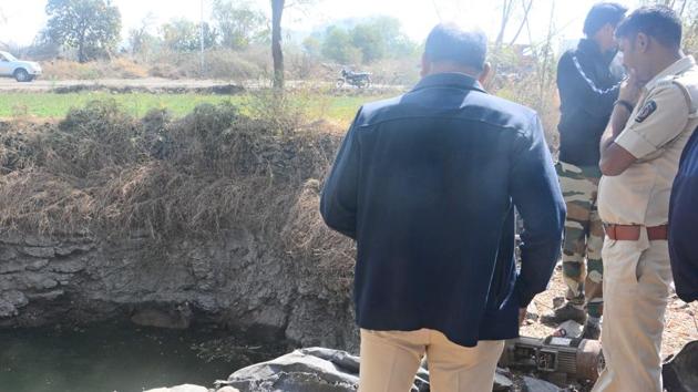 Residents informed the forest department officials about the incident, however, when they were unable to rescue the deer, officials from the Rajiv Gandhi Zoo in Katraj, reached the spot and rescued the deer by 10 am (shankar Narayan/HT PHOTO) 