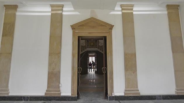 Built in 1936, Jaipur House, that is located diametrically opposite Hyderabad House, was designed by British architect Charles Blomfield in a mix of neo-classical and art-deco style. The butterfly shaped building has two symmetrical ‘wings’ radiating from a central court. The NGMA was inaugurated in 1954 by then vice-president Dr S Radhakrishnan in the presence of then prime minister Jawaharlal Nehru and prominent artists. (Sanchit Khanna / HT Photo)