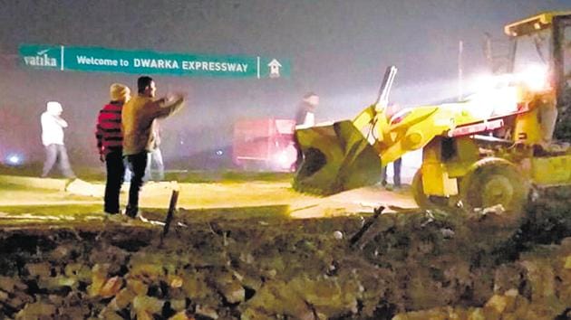 The HSVP had demolished the 300-metre wall on Jan 23, allowing residents to bypass the Kherki Daula toll plaza. (HT Photo) The HSVP had demolished the 300-metre wall on Jan 23, allowing residents to bypass the Kherki Daula toll plaza. (HT Photo)