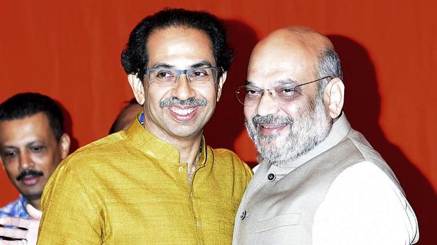 Shiv Sena president Uddhav Thackeray and BJP chief Amit Shah after announcing an alliance between their parties for the Lok Sabha and Assembly polls, on February 18.(Vijayanand Gupta/HT Photo)