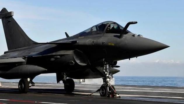 French aircraft maker Dassault Aviation on Wednesday said it would be in a position to set up a production line for Rafale jets in the country only if India placed an order for at least 100 fighters.(Reuters/File Photo)