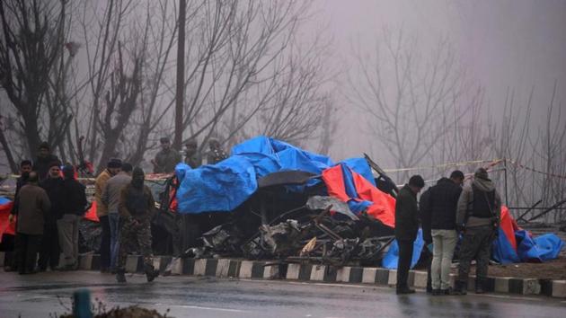 Forensic officials inspect the wreckage of a bus after a suicide bomber rammed a car into the bus carrying Central Reserve Police Force (CRPF) personnel on Thursday, in Lethpora in south Kashmir's Pulwama district, February 15, 2019.(Reuters)